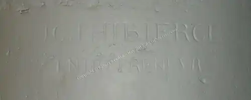 Signature de l'entrepreneur sur le pilier latéral nord-ouest de l'église.