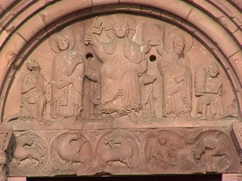 Tympan roman (XIIe siècle) de l'église Saint-Pierre-et-Saint-Paul de Sigolsheim, Alsace.