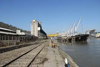 Silos Lecureur à Val-de-la-Haye.