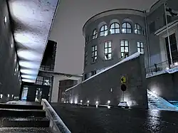 Nuit sur le bâtiment.