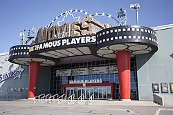 Entrée d'un cinéma canadien, grise, noire et rouge.