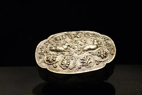 Boîte en argent décorée d'ibex, l'épave de Belitung. ArtScience Museum, Singapour
