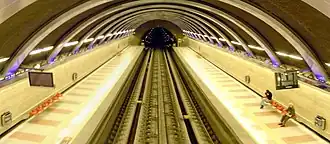 Voies et quais de la station.