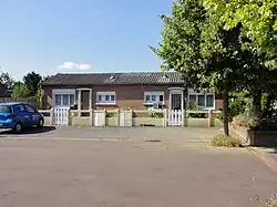 Habitations groupées par deux, avec toiture en Eternit.