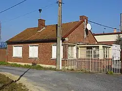 L'habitation du concierge, avec sa guérite.