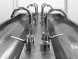 Lavabo pour hommes dans un ancien atelier à Lysekil, Suède.