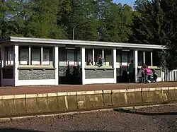 Abri du quai opposé.