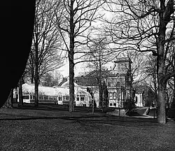 La base de la pergola, à gauche (1902)