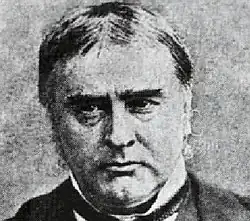 Photo en noir et blanc du visage d'un homme.