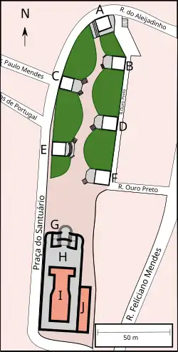 Plan en couleurs du site dans son contexte urbain, entouré des rues environnante. Depuis le coin haut droit, on parcourt les six chapelles vers le bas en suivant un chemin en zigzag ; on atteint le parvis et ses escaliers courbés qui permet d'accéder à l'esplanade sur laquelle est située l'église, en bas à gauche de l'image.