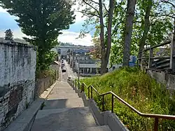 Paysage urbain dense avec le début d'un escalier