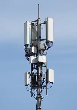 Photographie d'un site radio avec des antennes 4G et 5G.