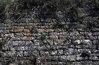 Mur de soutènement en assises de moellons ébauchés à Sivergues (Vaucluse).