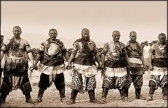 Costume de Bökh en 1909, correspondant à l'actuelle Xian autonome mandchou et mongol de Weichang à proximité de la Mongolie-Intérieure