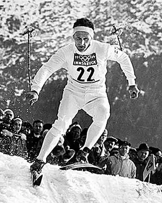Photo en noir et blanc du skieur Sixten Jernberg en plein action aux Jeux Olympiques de 1964 a Innsbruck