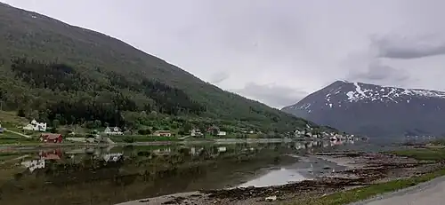 Le village de Sjøtun au bord du Sørfjorden. En arrière plan le Vasstinden (̠898 m)