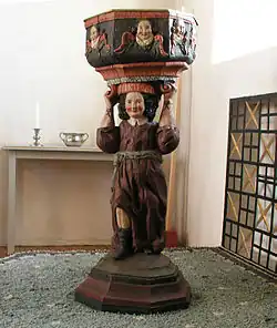 Fonts baptismaux du XVIe&nbsp;siècle, à l'église de Sjögestad&nbsp;(sv) en Suède.