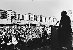 Le prince Bertil sur la place Skärholmstorget lors de son  discours d'inauguration le 9 septembre 1968.