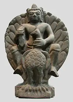 Skanda sur sa monture Paravani. Statue de grès datée du VIIe siècle, issue de la province de Prey Veng (Cambodge) et exposée au Musée Guimet, Paris.