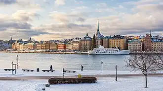 Quai de Skeppsbrokajen vu de Skeppsholmen, avec Stadsholmen derrière. Janvier 2016.