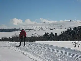 Les pistes de ski de fond et la vue sur Pierre-sur-Haute.