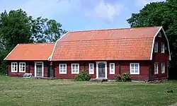 Une bibliothèque et une ferme en Suède ; les deux univers de Désirée et Benny, les protagonistes du roman.