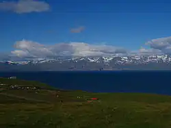 Vue de la Skjálfandi depuis la Tjörnes l'ouest avec la Flateyjarskagi au loin.
