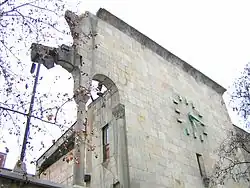 La gare, dont l'horloge indique l'heure du séisme.