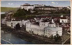 Photographie des années 1920 du théâtre national et de la forteresse