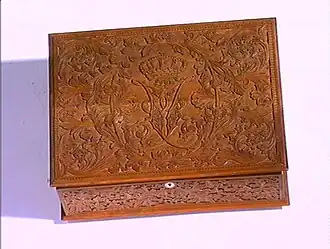 Écrin sculpté par l'artiste Ole Olsen Moene, musée de la culture populaire norvégienne d'Oslo.