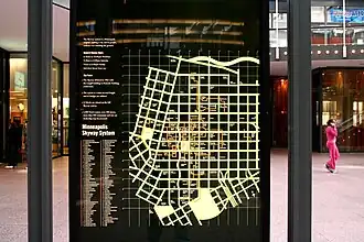 Panneau d'information montrant la carte d'un centre-ville au plan en damier.