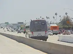 Un bus de la ligne J quittant l'arrêt Slauson.
