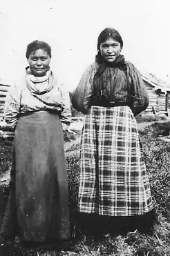 Description de l'image Slavey girls Mackenzie River Northwest Territories - NA-1463-23.jpg.