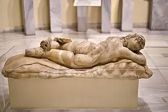 Partie d'une stèle représentant un jeune homme se tenant la tête.