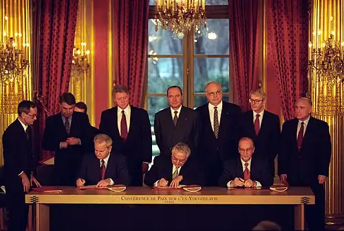 Les présidents Milošević (Serbie), Izetbegović (Bosnie), et Tuđman (Croatie), signent les accords de Dayton dans la salle des fêtes de l'Élysée le 14 décembre 1995, mettant fin à la guerre de Bosnie-Herzégovine.