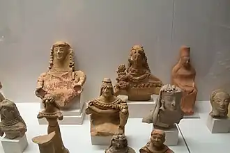 Figurines féminines, VIe&nbsp;siècle&nbsp;av. J.-C. Musée national archéologique d'Athènes.