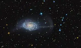 Galaxie spirale avec des traînées de lumière