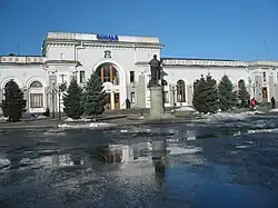 Avec sa statue de Chevtchenko.