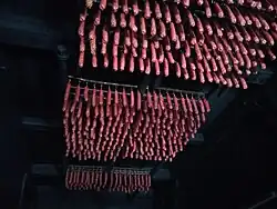 Des saucisses dans un fumoir.