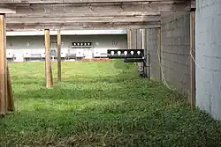 Pas de tir 50&nbsp;mètres - Cibles basculantes pour carabines semi-auto à 25 et 50&nbsp;mètres.