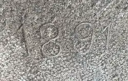 Socle de la croix du Verney daté.