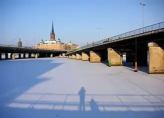 Le Söderströmsbron à droite et le Centralbron à gauche en février 2006.