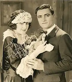 Billie Dove et Tom Mix dans Soft Boiled.