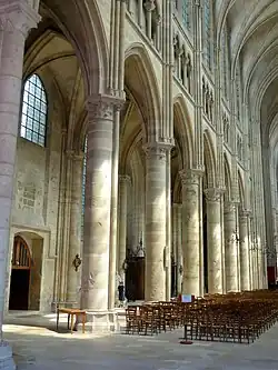 Vue des piliers de la nef.