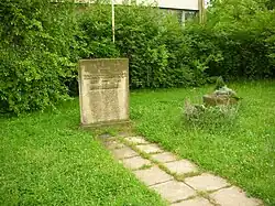 Stèle en face du collège n° 46 de Dresde.