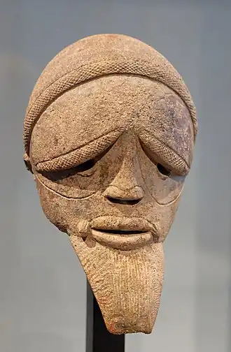 Tête masculine, Sokoto, 500 - 100 av. J.-C. (contemporain du Nok récent), Terre cuite, modelée, striée, H 33 cm. Pavillon des Sessions.