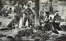 Soldats français blessés dans la cour de la caserne de Morhange au lendemain des combats du 20 août.