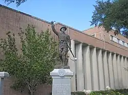 Statue d'un soldat en marche, levant la main droite