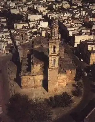 photographie aérienne d'une ville ; une église au premier plan