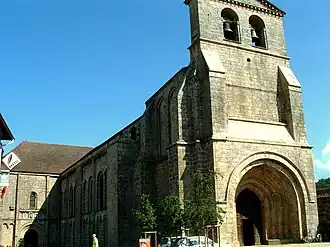 Tour-porche et côté nord de l'abbatiale.